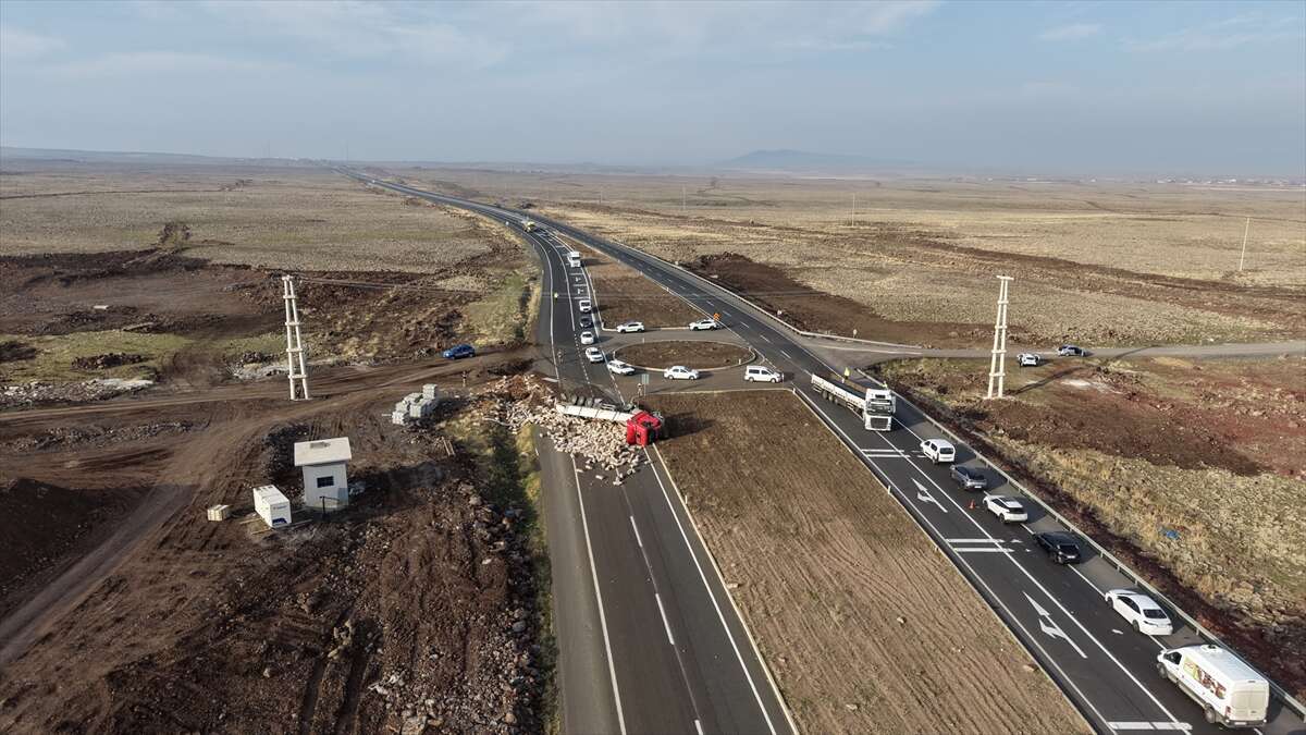 Devrilen TIR trafiği kilitledi 2